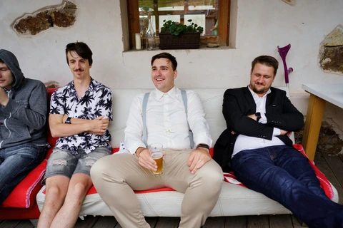 Ženich s kamarády pije pivo
