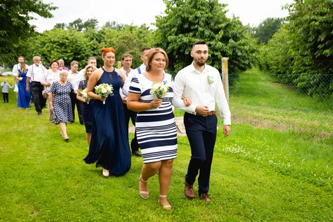 Maminka vede ženicha k obřadu