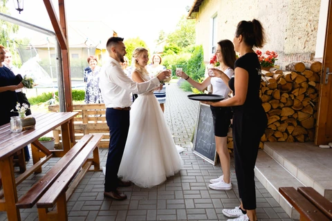Přípitek v restauraci, Vyžice