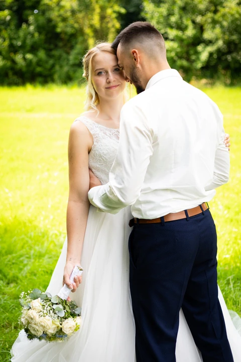 Nevěsta se kouká na fotografa, svatební portrét