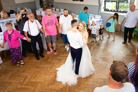 Nevěsta se ženichem tancují