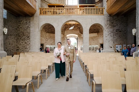 Maminka se ženichem jdou k oltáři, kostel Neratov