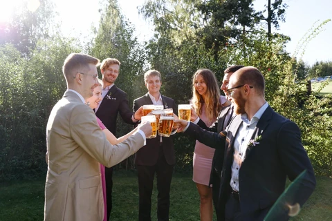 Ženich si s kamarády připíjí pivem