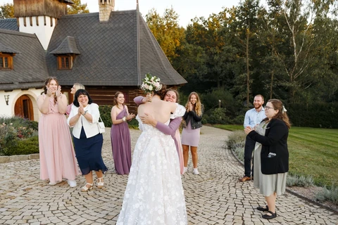 Házení kytice, svatba Dračí tvrz