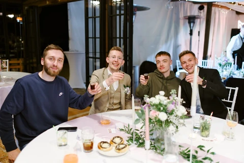Ženich s kamarády přijíjí na zdraví, svatba Dračí tvrz