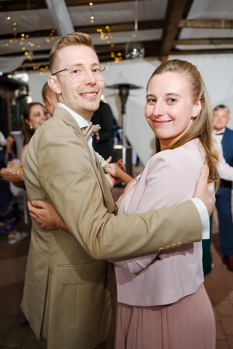 Ženich nancuje s kamarádkou, svatba Dračí tvrz