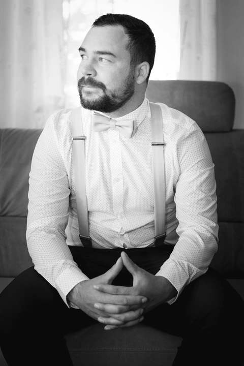 Portrét ženicha na gauči