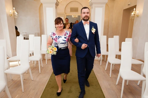 Ženich s maminkou, svatební obřad