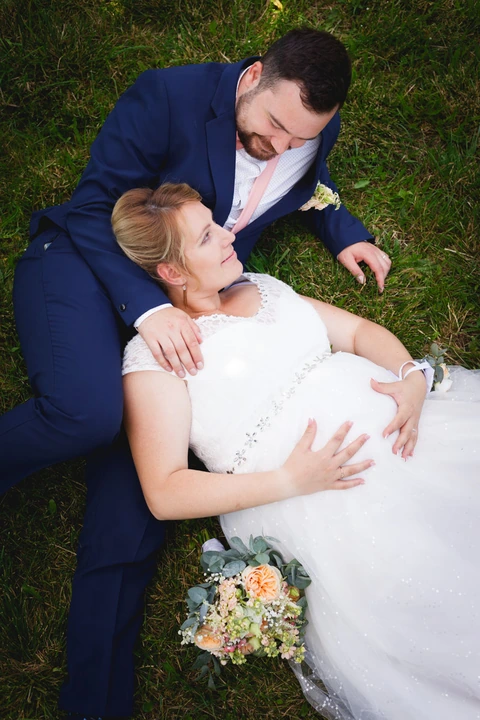 Nevěsta se ženichem leží v trávě