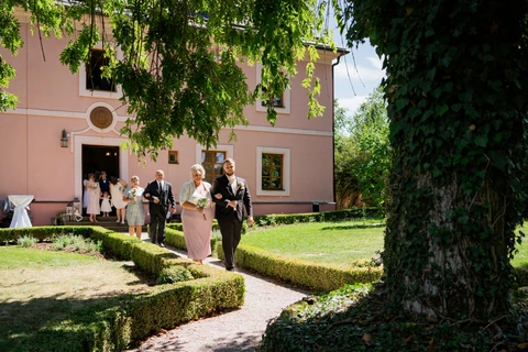 Maminka vede ženicha k místu obřadu, zámeček Klokočov