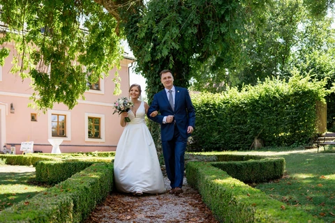 Tatínek vede nevěstu k místu obřadu, zámeček Klokočov