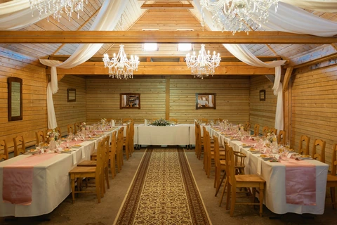 Svatební tabule v dřevěné stodole, zámeček Klokočov