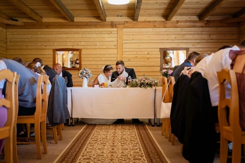 Nevěsta se ženichem jí polévku