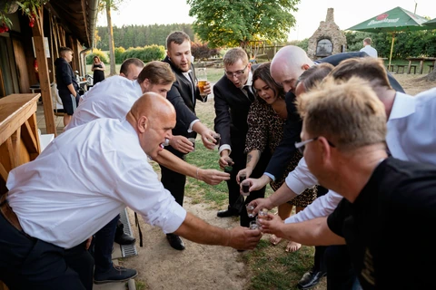 Ženich si připíjí se svatebčany, zámeček Klokočov