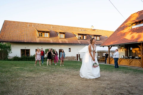 Nevěsta se připravuje hodit kytici
