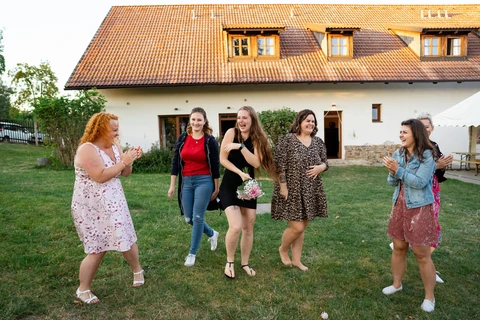 Slečna chytla svatební kytici a směje se
