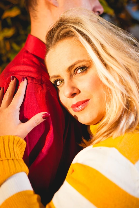 Modelka kouká do objektivu, podzimní focení