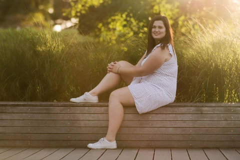 Dívka sedí na lavici v Tyršových sadech, předmanželské focení