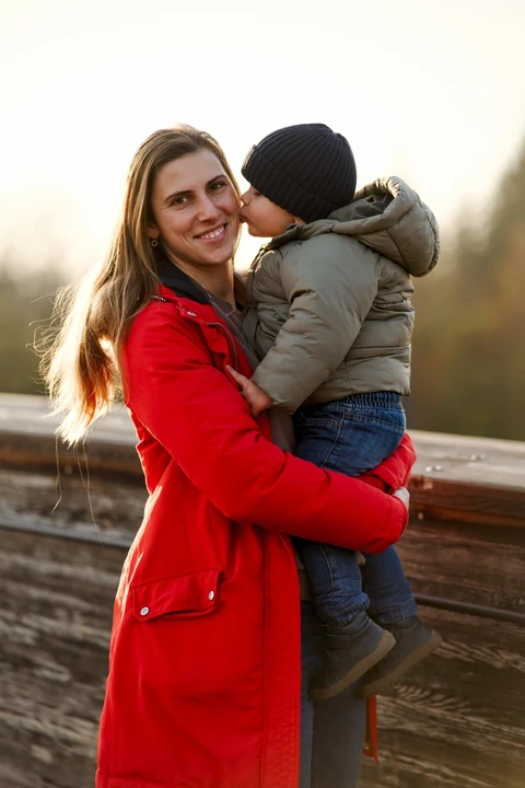 Chlapec dává pusu mamince