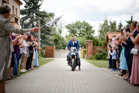 Ženich přijíždí na motorce místu obřadu, svatba Lhota pod Libčany
