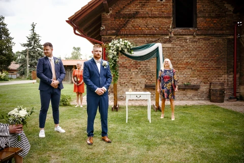 Portrét ženicha během obřadu, svatba Lhota pod Libčany