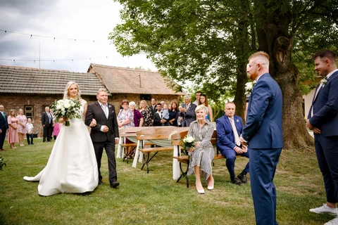 Nevěsta jde k místu obřadu, svatba Lhota pod Libčany