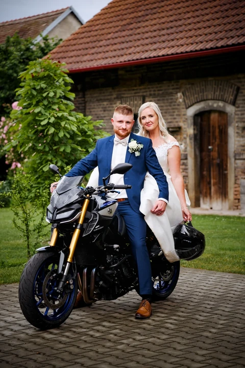 Portrét novomanželů s motorkou, svatba Lhota pod Libčany
