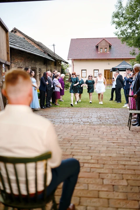 Nevěsta s kamarádkami jde k ženichovi tancovat, Lhota pod Libčany.