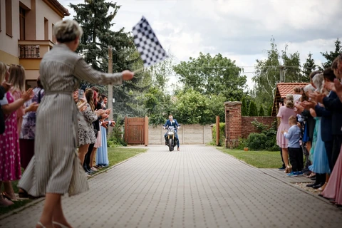 Ženich startuje motorku a přijede k místu obřadu, svatba Lhota pod Libčany