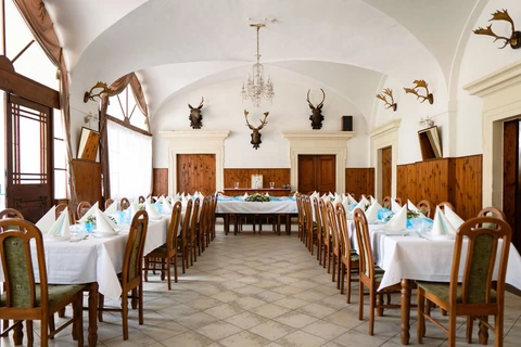 Svatební hostina v restauraci, svatba zámek Choltice