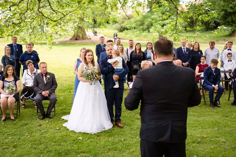Svatební obřad pod platanem, svatba zámek Choltice