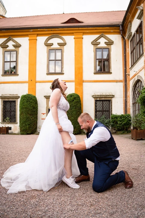 Ženich sundává nevěstě podvazek, zámek Choltice