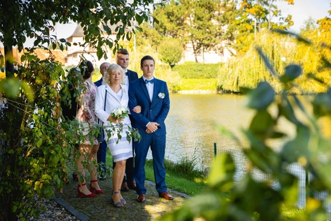 Maminka vede ženicha k oltáři