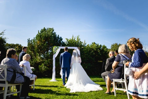 Fotografie na nevěstu a ženicha jak stojí u oltáře, obřad