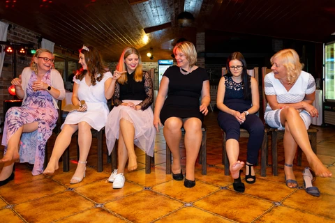 Svatební hra, nevěsta se svatebčany sedí na židlích vedle sebe