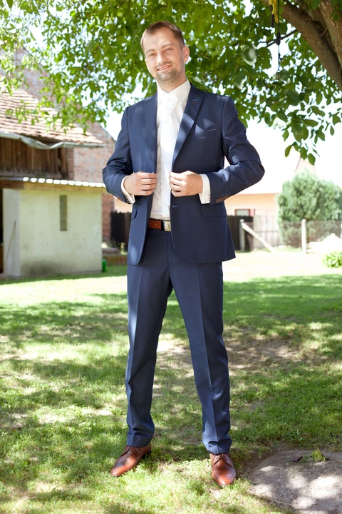 Ženich si zapíná sako, fotograf Břetislav Válek