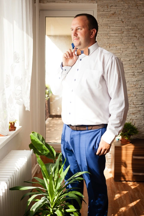 Ženich stojí u okna