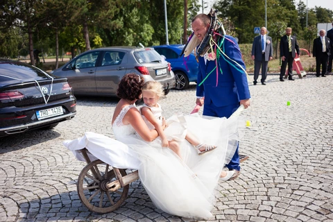 Ženich veze nevěstu s dcerou na trakaři
