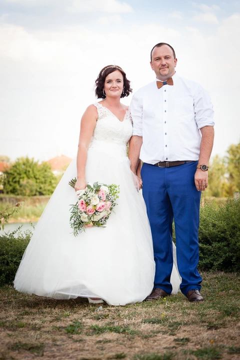 Ženich s nevěstou se drží za ruce, portrét