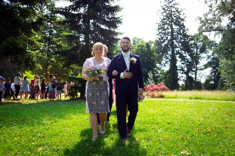 Maminka vede ženicha k oltáři