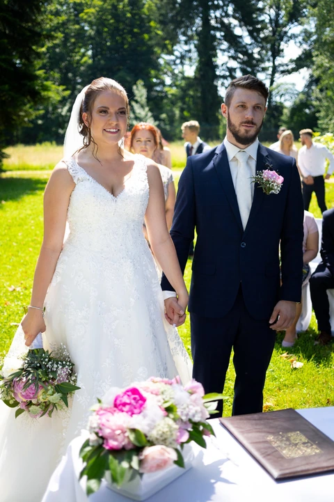 Portrét nevěsty a ženicha během obřadu