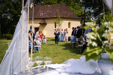Ženich se synem přichází k místu obřadu, zámek Červená Lhota