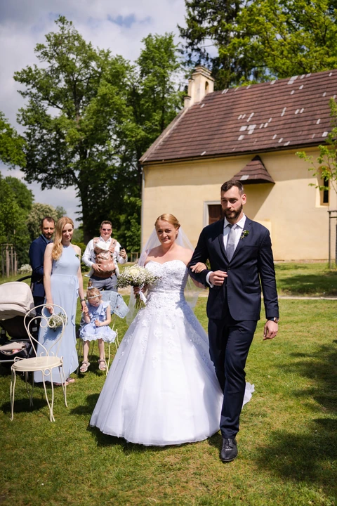 Nevěsta přichází k místu obřadu, svatba na zámku Červená Lhota