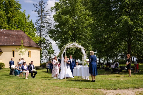 Svatební obřad v zahradách zámku Červená Lhota