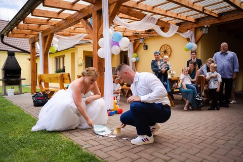 Novomanželé zametají střepy, Sládků statek