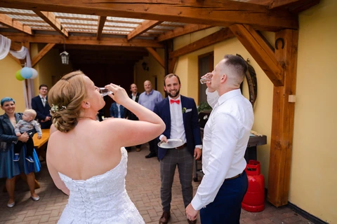 Nevěsta se ženichem pijí panáky, Sládků statek
