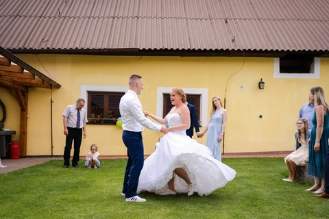Nevěsta se ženichem tancují svůj první tanec, Sládků statek