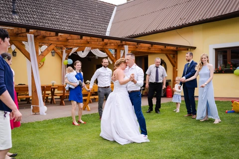 První novomanželský tanec, Sládků statek