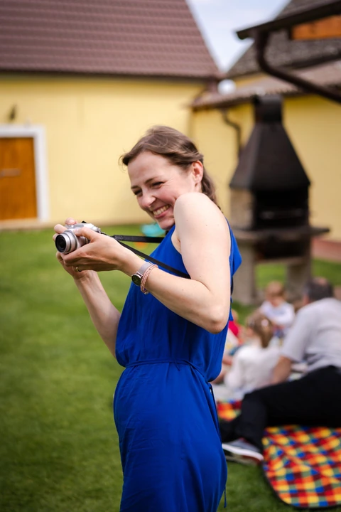 Dívka na svatbě s fotoaparátem se směje