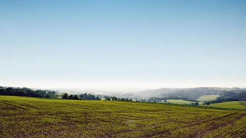 Panoramatický snímek s výhledem na Jablonné nad Orlicí (v dáli).